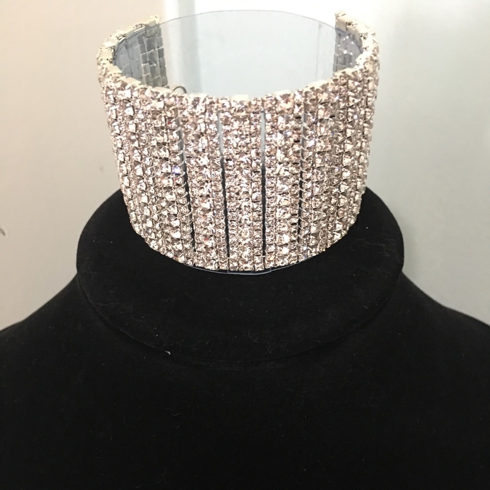 Get a free gift too! Holiday bracelet